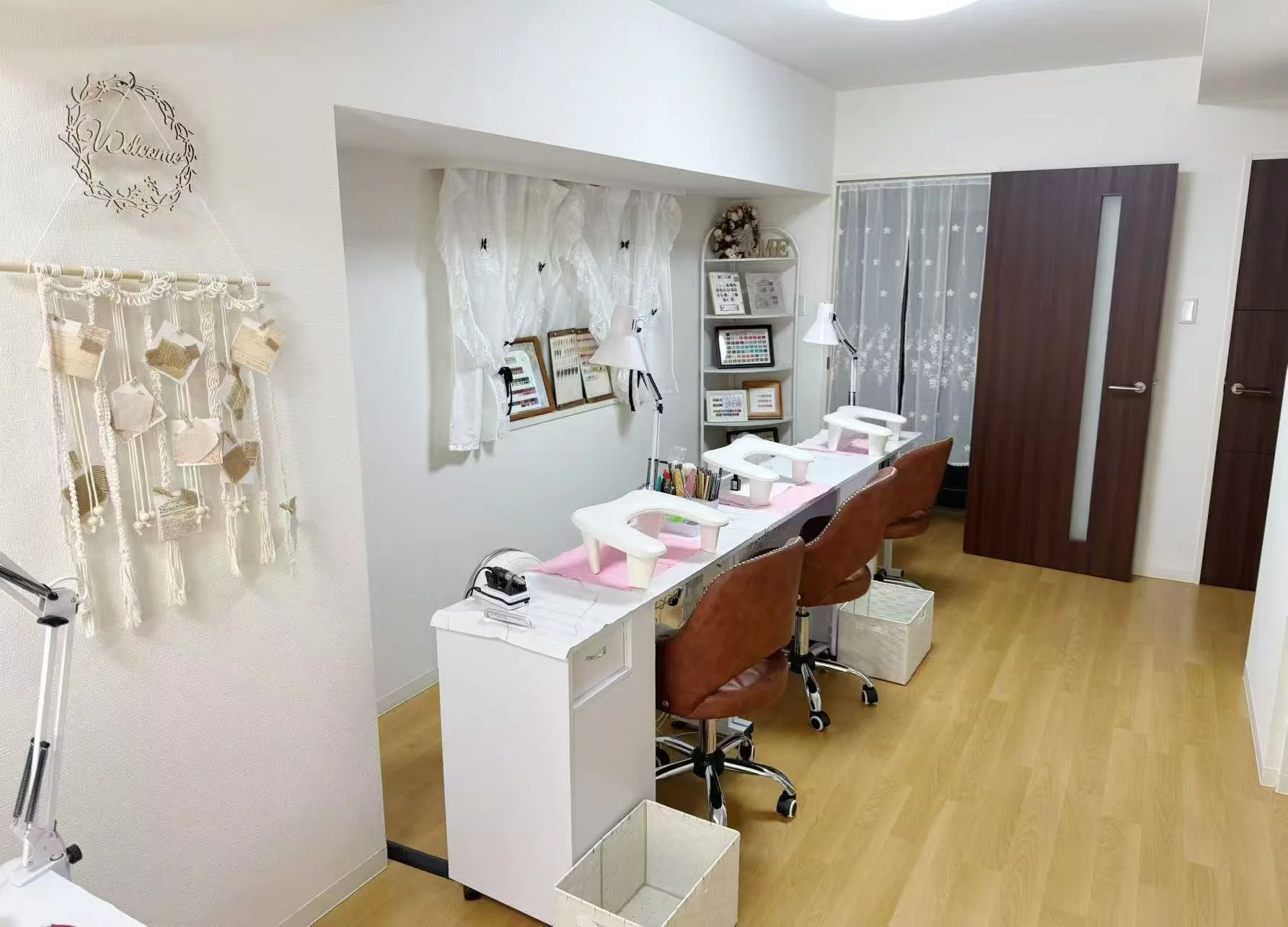白い施術テーブルと椅子が並ぶ店内の施術スペース