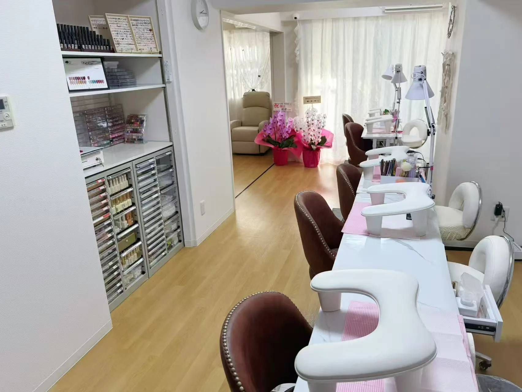 カラージェルの棚と施術席が並ぶ店内の様子